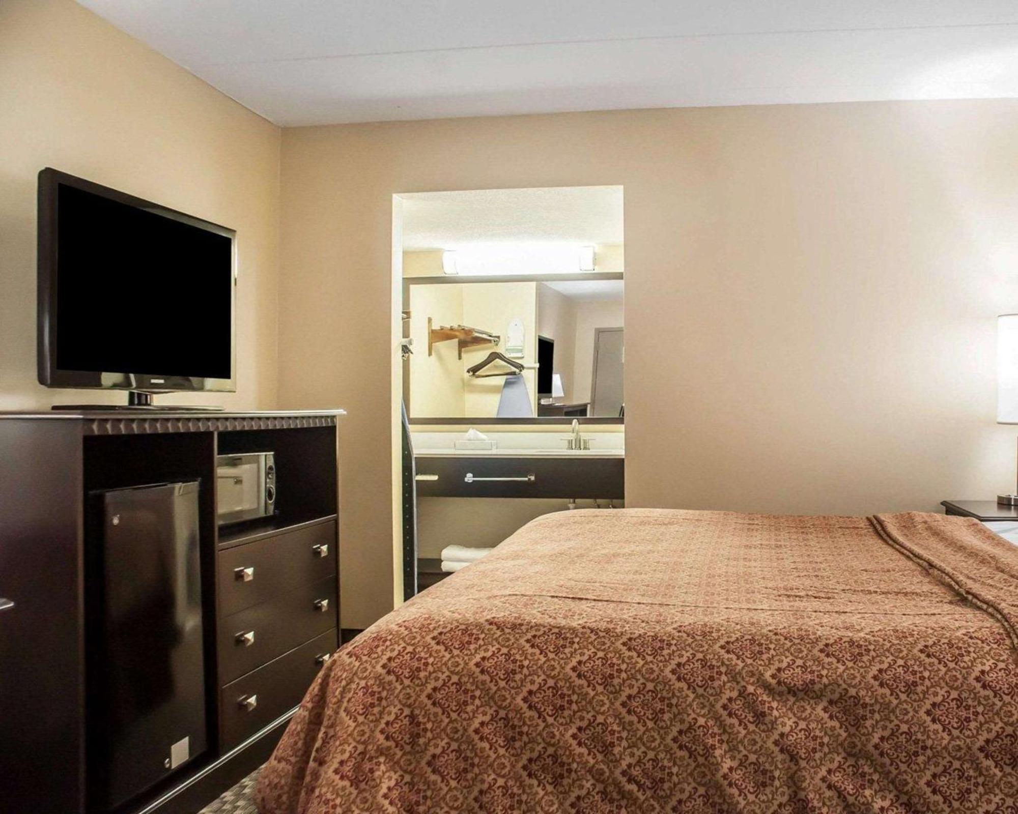 Econo Lodge Elmira-Corning Fisherville Bagian luar foto
