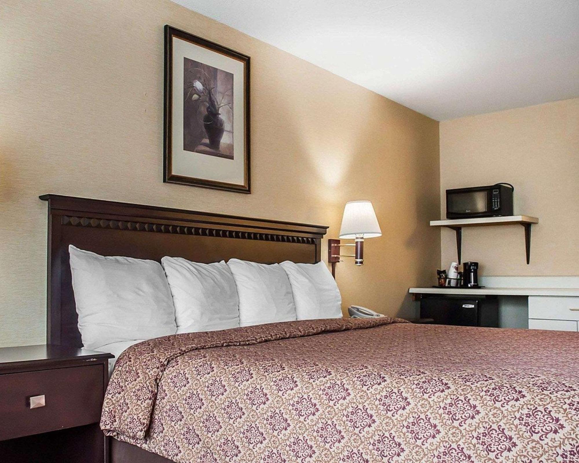 Econo Lodge Elmira-Corning Fisherville Bagian luar foto