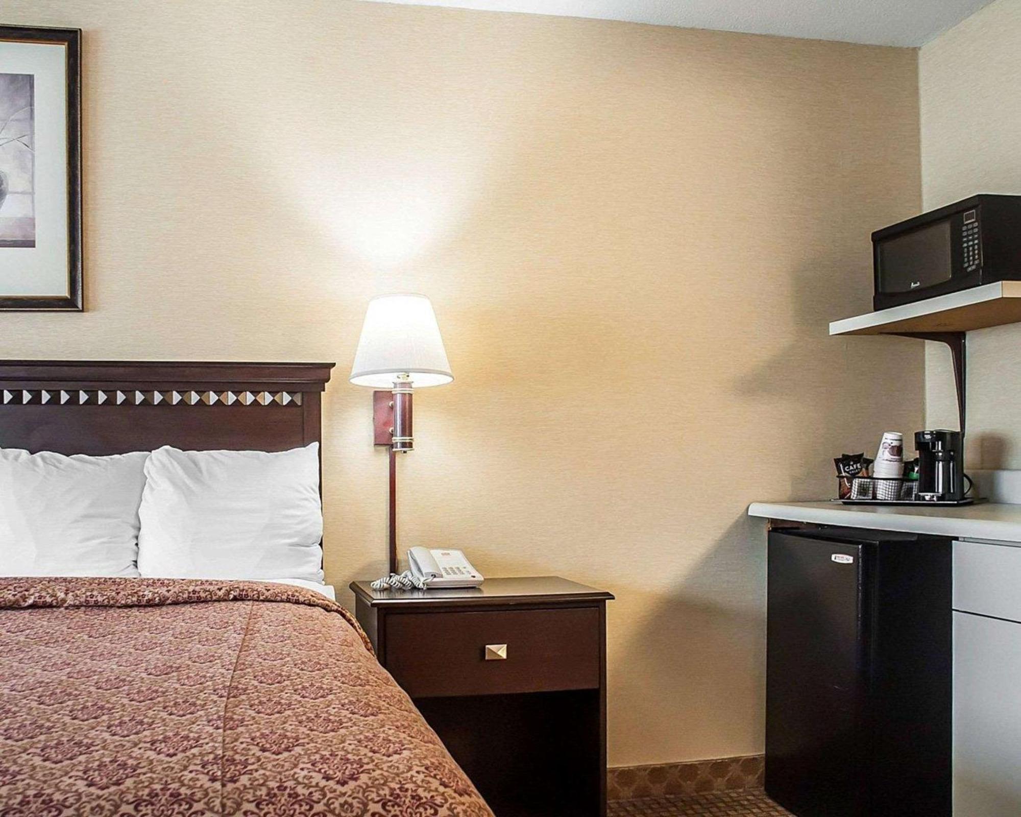 Econo Lodge Elmira-Corning Fisherville Bagian luar foto