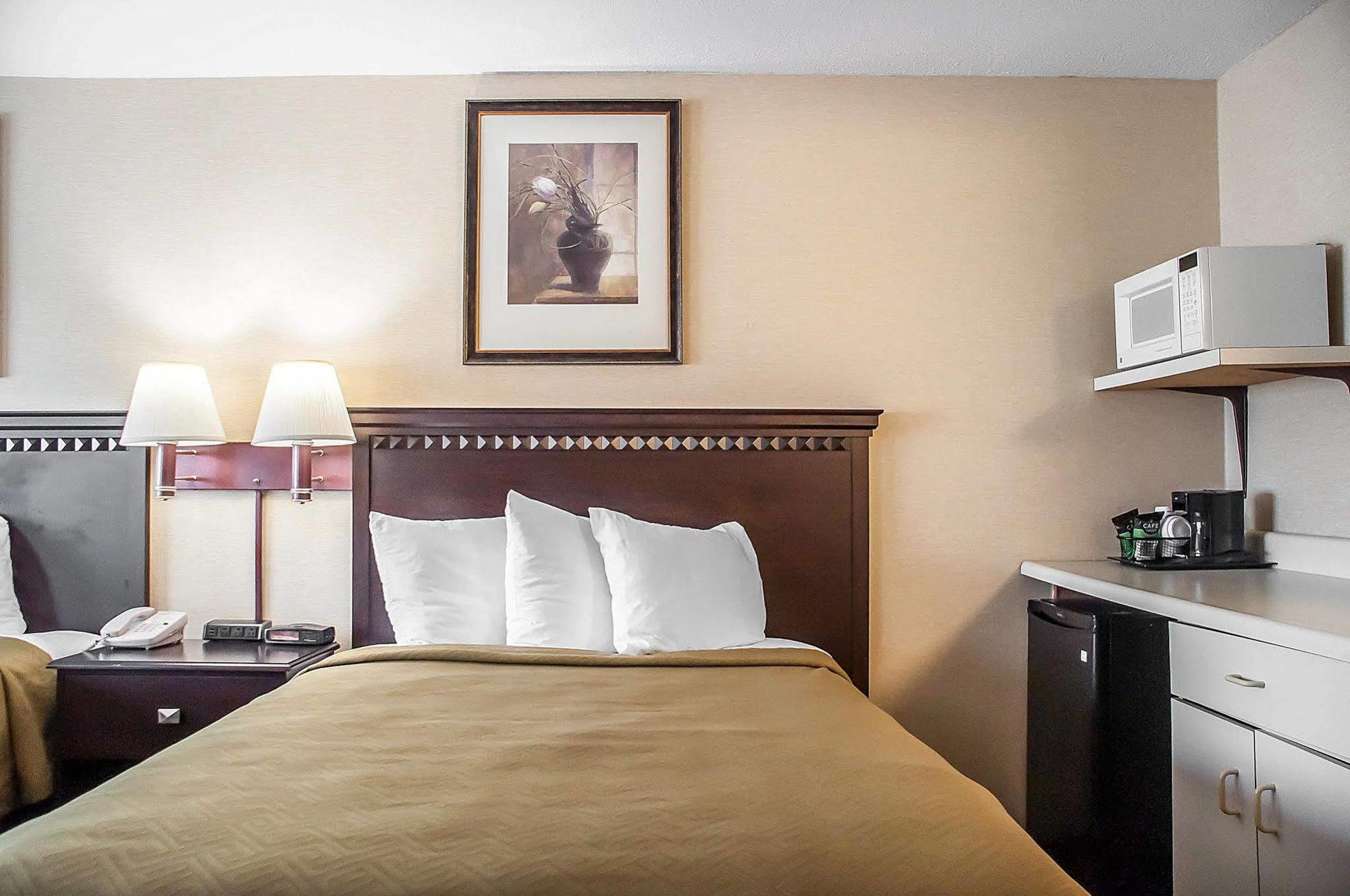 Econo Lodge Elmira-Corning Fisherville Bagian luar foto