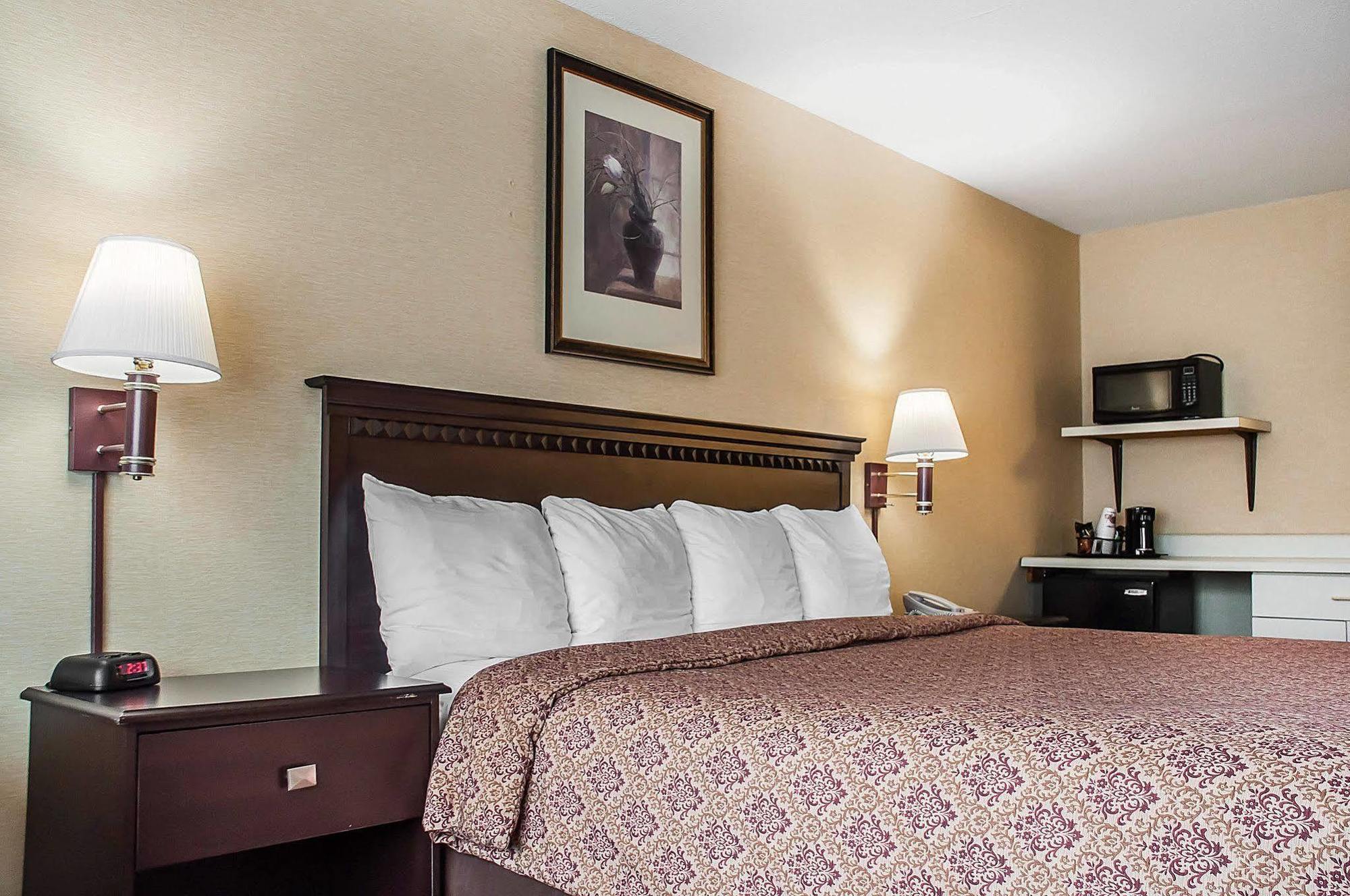 Econo Lodge Elmira-Corning Fisherville Bagian luar foto